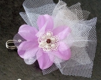Épingle broche accroche ou remonte traîne pour robe de mariée fleur de couleur mauve ou violine