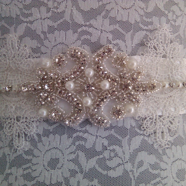 Jolie ceinture pour mariée en satin couleur blanc cassé garnie d'une applique strass argenté