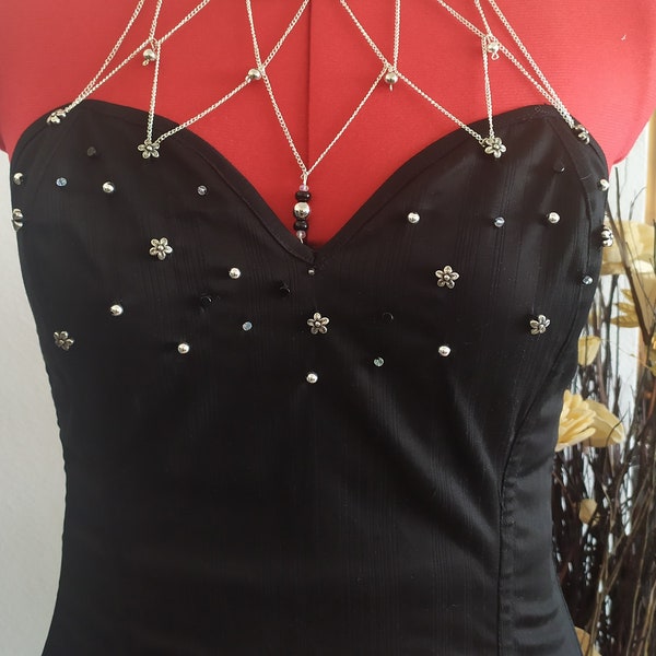 Très beau corset en coton légèrement satiné de couleur noir avec encolure chainettes