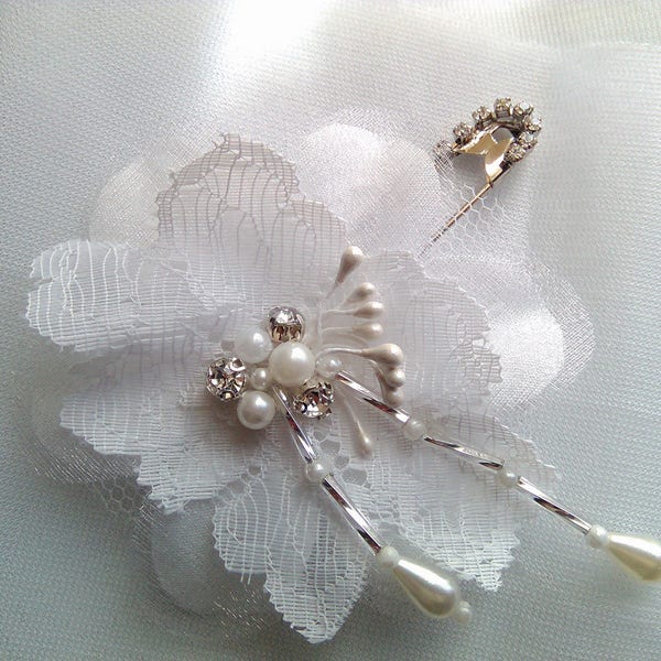 Épingle broche remonte ou accroche traîne pour robe de mariée fleur Blanche ou fleur ivoire