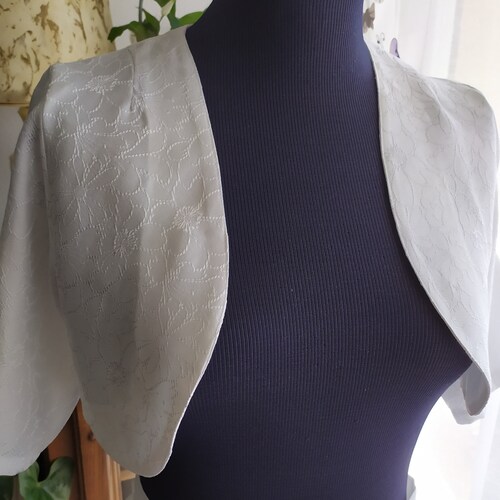 Corset set and its matching bolero in polyester brocade fabric patterns satin flowers shops in white color