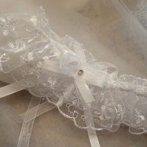 Jolie jarretière en organza sur brodé fil de satin blanc image 2