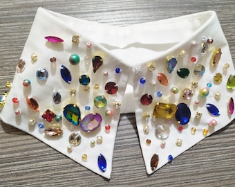Fake collar in white cotton, decorated with colorful rhinestones and pearls