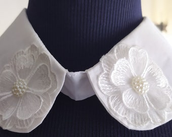 Faux collar Claudine in white cotton, decorated with a guipure flower of white and pearl color.