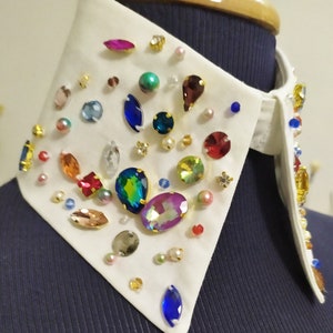 Faux col en coton de couleur blanc, décoré de strass et de perles colorés image 4