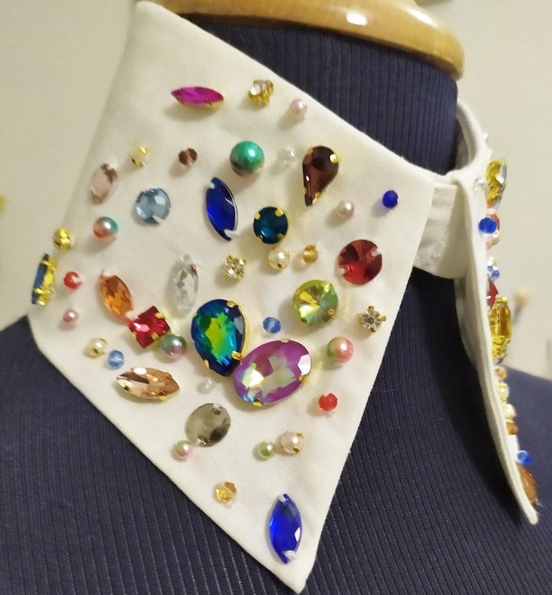 Faux col en coton de couleur blanc, décoré de strass et de perles colorés image 4