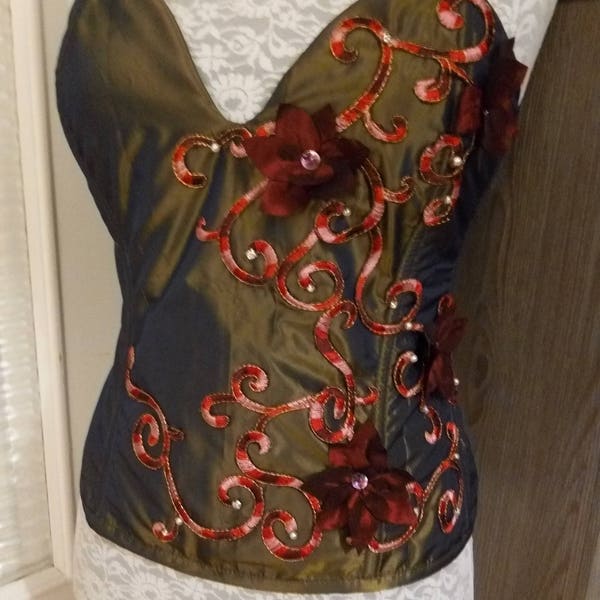 Joli corset en taffetas de couleur kaki décoré de borderie bordeaux et doré style baroque