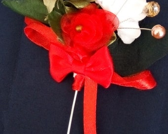 épingle boutonnière métal argenté, décorée d'un petit bouquet de fleurs blanche, d'une rose rouge