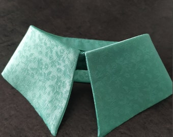 Faux col en tissu brocart de couleur vert d'eau  formes petites fleurs satinées