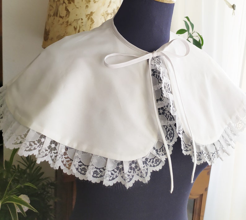 Large Claudine collar in white cotton cape shape edge decorated with white lace