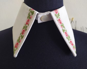 False cotton collar decorated with a woven braid small flowers
