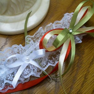 Pretty and original white lace garter decorated with satin bows image 2