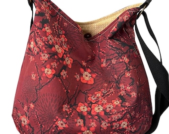 Bolso bandolera estilo hobo con estampado floral rojo: bolso hecho a mano, correa ajustable, estampado de flores de cerezo.