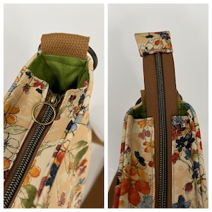 Puede incluir: Un bolso de hombro de lona beige con estampado floral. El bolso tiene una cremallera marr&oacute;n y una correa marr&oacute;n. El bolso est&aacute; forrado con tela verde.