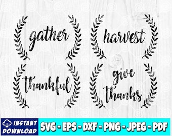 Op de afbeelding: Vier zwart-witte kransen met de woorden "gather", "harvest", "thankful" en "give thanks" erin. De kransen bevinden zich op een witte houten achtergrond.