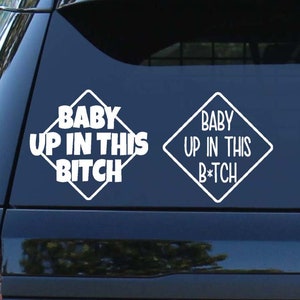 Naklejka na samochód Baby Up In This B*tch | Uwaga | Naklejka winylowa | Baby On Board | Naklejka na samochód Baby On Board | Baby Shower | Nowa mama | Zabawne
