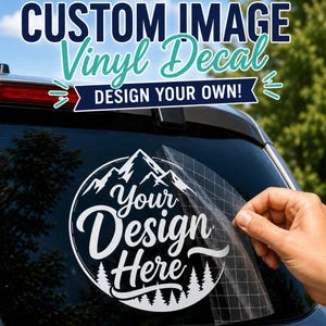 Peut inclure: Un autocollant en vinyle blanc circulaire avec un graphique de montagne et de forêt portant le texte "Your Design Here" appliqué sur une vitre de voiture. L'autocollant a une couche de transfert transparente. Le texte au-dessus indique "CUSTOM IMAGE Vinyl Decal DESIGN YOUR OWN!"