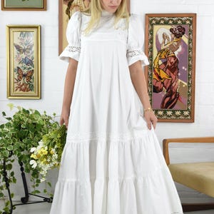 Laura Ashley Victorian Prairie-invloed uit de jaren 1970: witte katoenen en kanten trouwjurk