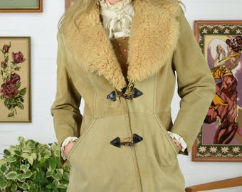 Chaqueta estilo bohemio con ribete de lana de oveja y ante color caramelo de los años 70