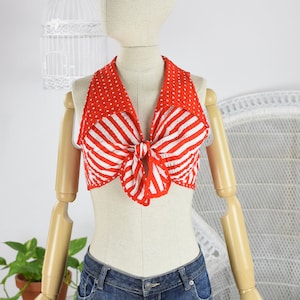 Crop top met rode en witte strepen en stippen en gestrikte voorkant uit de jaren 70