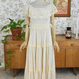 Robe longue crème citron pâle à volants et à volants en dentelle des années 1970
