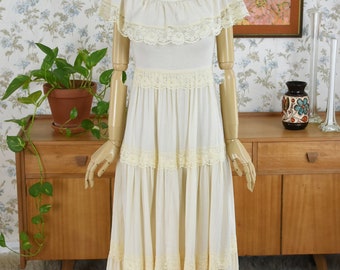 1970er Palest Lemon Creme Spitze Tiered Rüschen Maxi Kleid