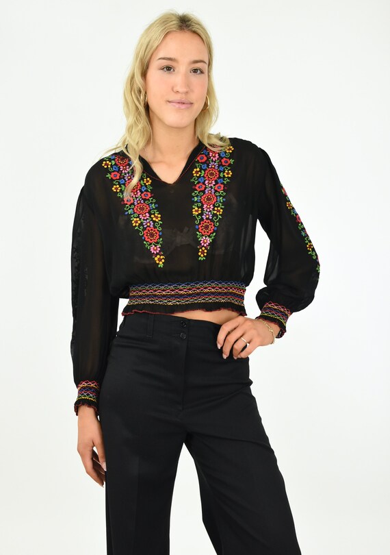 Blusa campesina negra de manga larga semitransparente bordada hungara de los anos 40 Etsy Espana