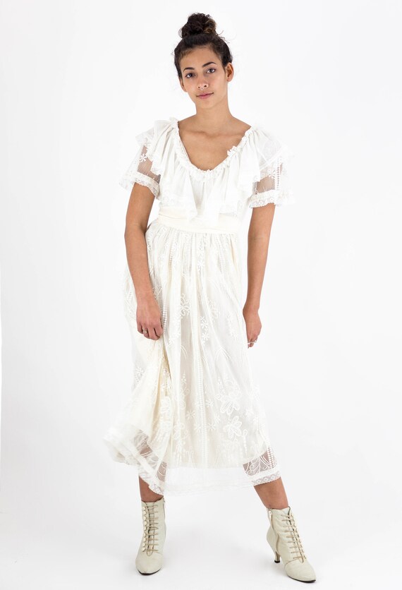 1980s Romantic Ruffle Neck Cream Floral Lace Dress