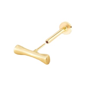 Puede incluir: Barbell de oro con un extremo pequeño, redondo y plano y un extremo más largo y curvo. La barra está separada en dos piezas, mostrando el mecanismo de tornillo interno.