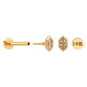 Puede incluir: Juego de joyas doradas sobre fondo blanco. El conjunto incluye un labret, un pendiente de poste y un disco plano con la inscripción "14K". Los pendientes presentan un engaste hexagonal con una piedra transparente de talla marquesa.