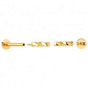 Puede incluir: Una colección de pendientes dorados de 14K. Los pendientes incluyen un perno de espalda plana, un poste recto y dos diseños de barra retorcida. Un pendiente tiene un pequeño sello redondo con el texto "14K".