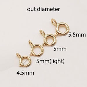Pu&ograve; includere: Quattro anelli di salto dorati di diverse dimensioni. Gli anelli sono disposti dal pi&ugrave; grande al pi&ugrave; piccolo, con il pi&ugrave; grande che misura 5,5 mm di diametro, il successivo 5 mm, il successivo 5 mm (leggero) e il pi&ugrave; piccolo 4,5 mm. Il testo "out diameter" &egrave; scritto sopra gli anelli.