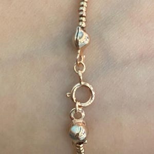 Pu&ograve; includere: Una collana a catena d'oro con chiusura a moschettone. La catena &egrave; composta da piccoli anelli rotondi.