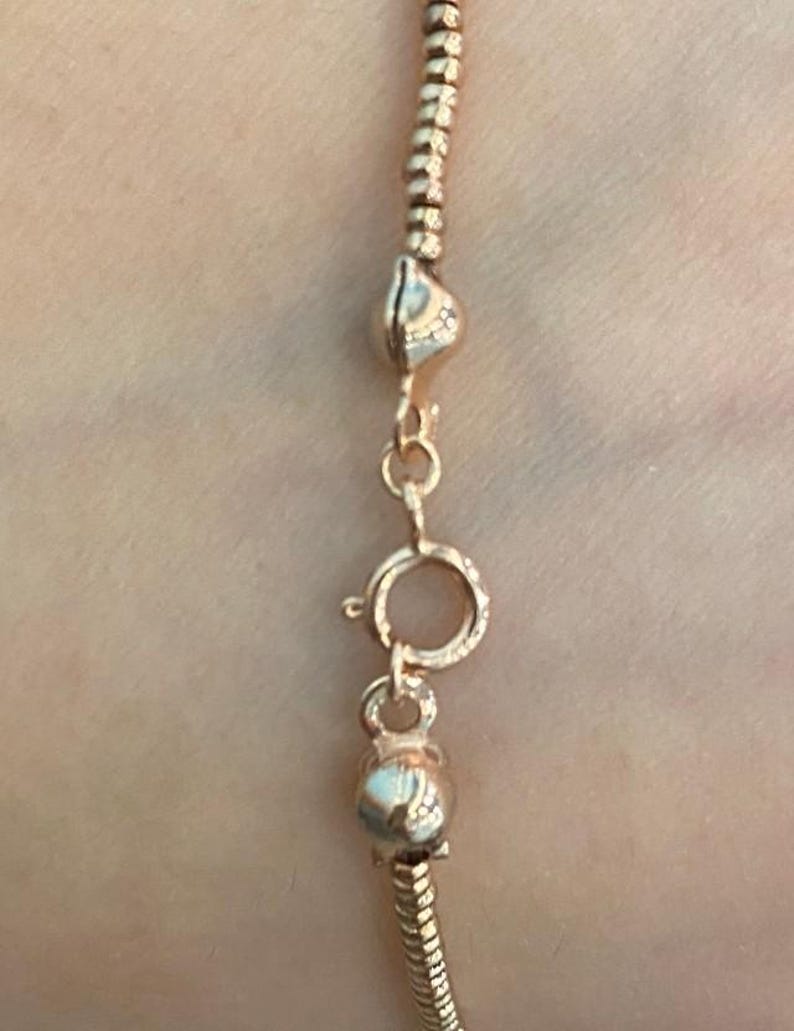 Pu&ograve; includere: Una collana a catena d'oro con chiusura a moschettone. La catena &egrave; composta da piccoli anelli rotondi.