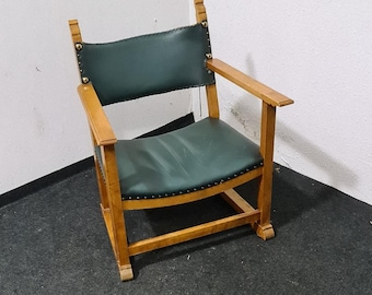 Vintage Green Leather Kids' Chair – Cozy Seating for Creative Playtime & Relaxation