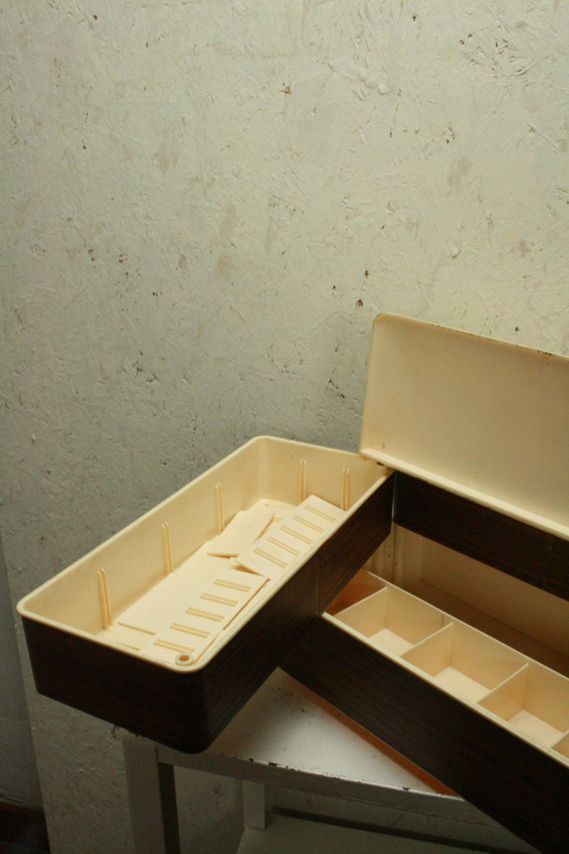 70s plastic sewing box/basket