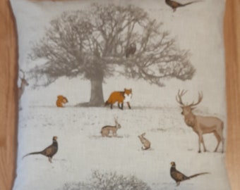 Fryetts Tatton woodland design cushion cover / pillow sham which will fit 18" inner pad. Concealed zip fastening. Pattern is on both sides.