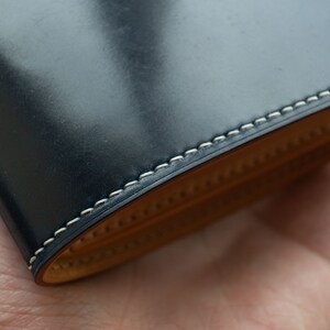 Cartera de cuero azul marino, cartera bifold, Horween Cordovan, cartera de cuero clásica, cartera de tarjeta de crédito, cartera Horween, cartera azul marino para hombre imagen 4