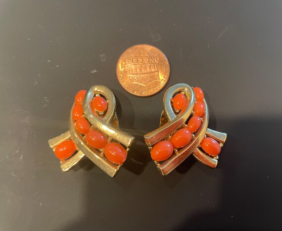 Vintage Trifari faux coral clip-on earrings/ Vint… - image 4