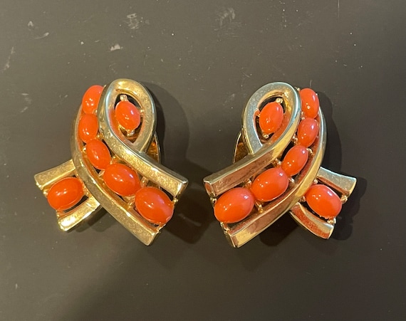 Vintage Trifari faux coral clip-on earrings/ Vint… - image 1