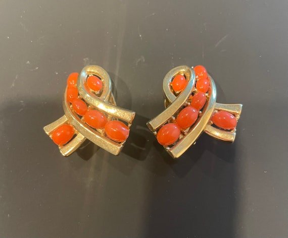 Vintage Trifari faux coral clip-on earrings/ Vint… - image 7
