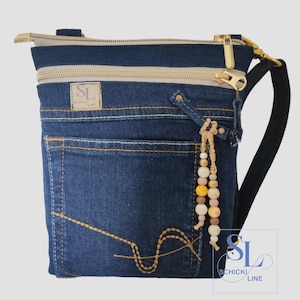 Kleine blaue Umhängetasche aus upcycled Jeans, vegan – Nachhaltige Umhängetasche mit vorderem Reißverschlussfach und Perlenanhänger
