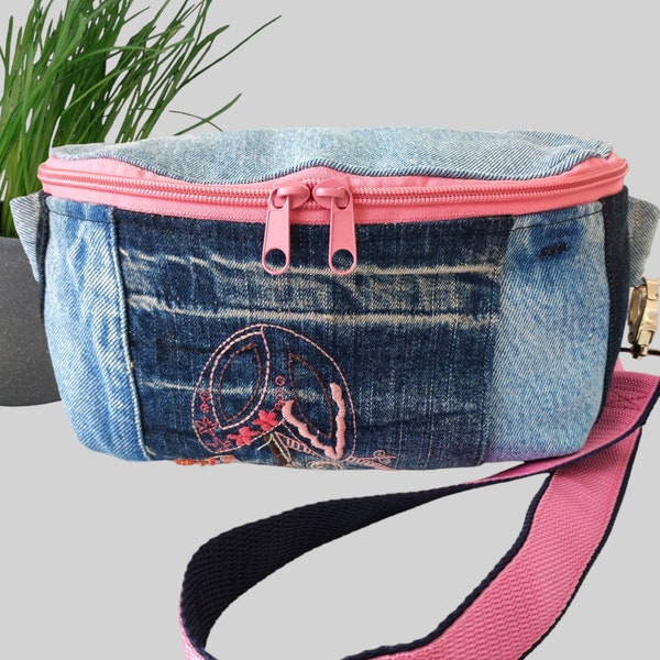 Gürteltasche aus Upcycling Jeans mit rosa Details und Stickerei// ideale Bauchtasche für Festivals, Konzerte oder einen Stadtbummel.