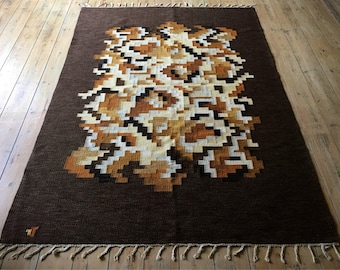 Vintage Swedish Rolakan, "Korall", by Erik Lundberg for Vävaregården, size is 246 x 172 cm.
