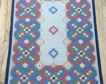 Vintage Swedish handmade rolakan flatweave rug designed by L.Norlander and called 'Lyckeby' for Vävaregården Eringsboda.