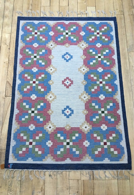 Vintage Swedish handmade rolakan flatweave rug designed by L.Norlander and called 'Lyckeby' for Vävaregården Eringsboda.