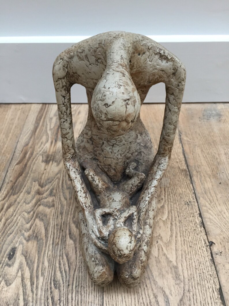 Eine Mutter-Kind-Skulptur aus Harz-Glasfaser von der | Etsy