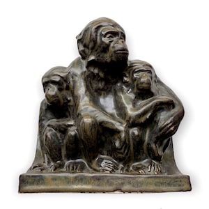 Grupa małp ceramicznych Carter Stabler i Adams Poole autorstwa Hugh Llewelyna, około 1930 r.