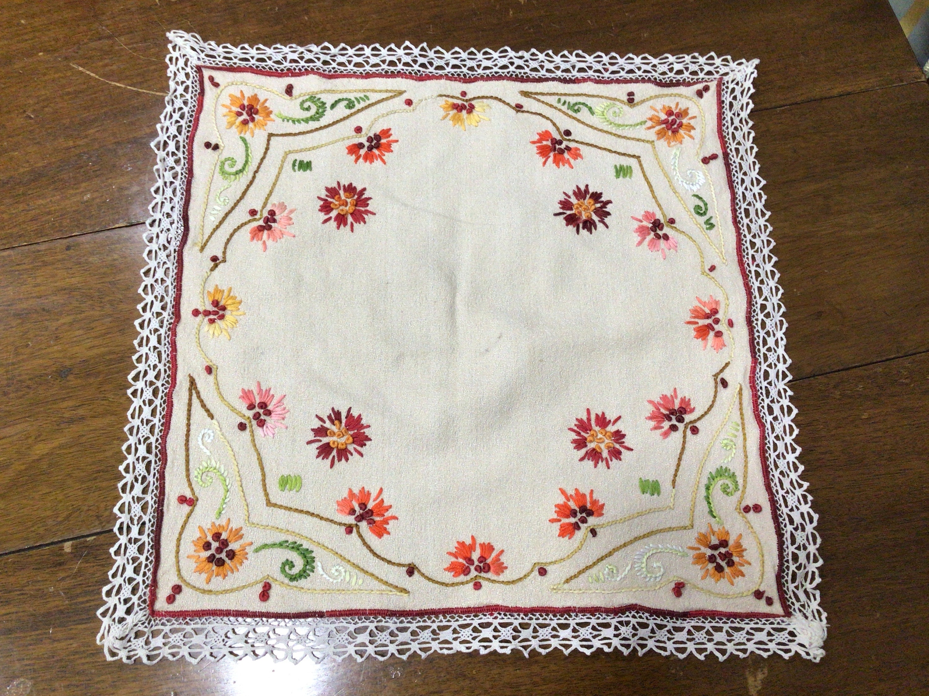 Napperon Ancien Brode Main avec Dentelle