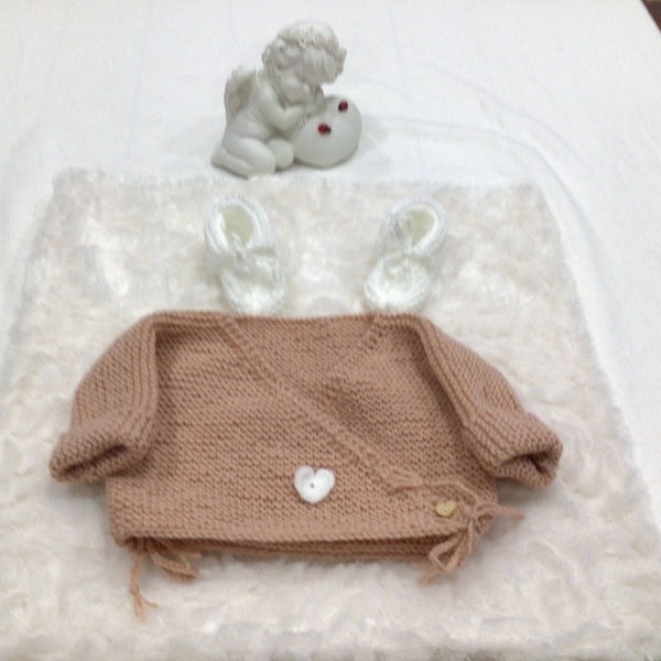 Gilet Brassiere laine ton rose  et les chaussons ballerines chaussons blanc    bébé  0/3 mois   ,tricot fait main